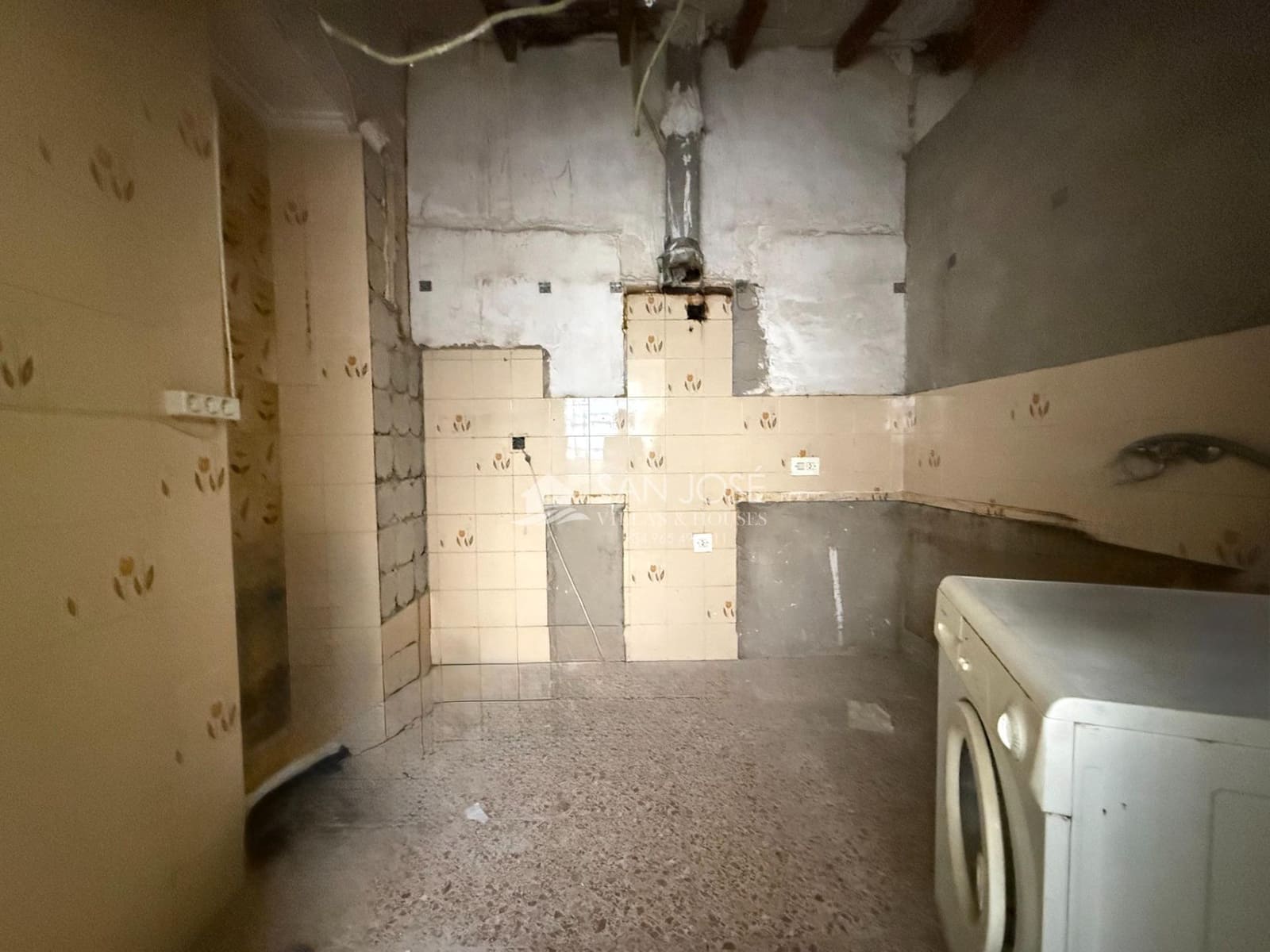 5 bedroom Townhouse for sale in Monforte del Cid with garage - € 81,000 (Ref: 9801340)