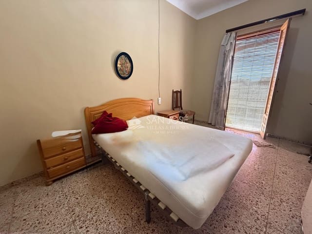 5 bedroom Townhouse for sale in Monforte del Cid with garage - € 81,000 (Ref: 9801340)