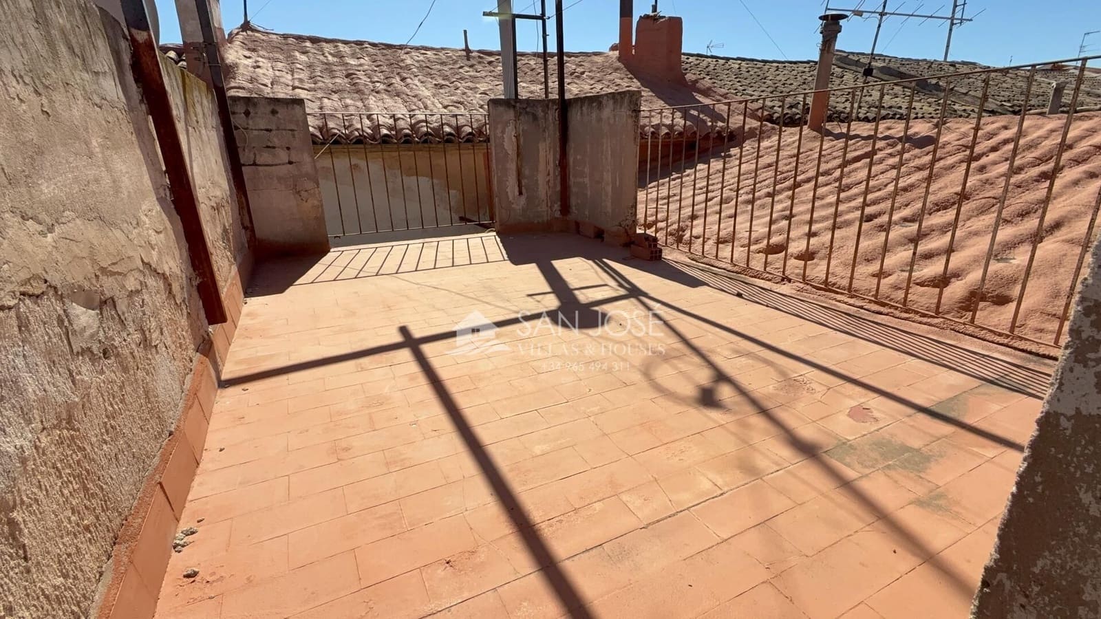 5 bedroom Townhouse for sale in Monforte del Cid with garage - € 81,000 (Ref: 9801340)