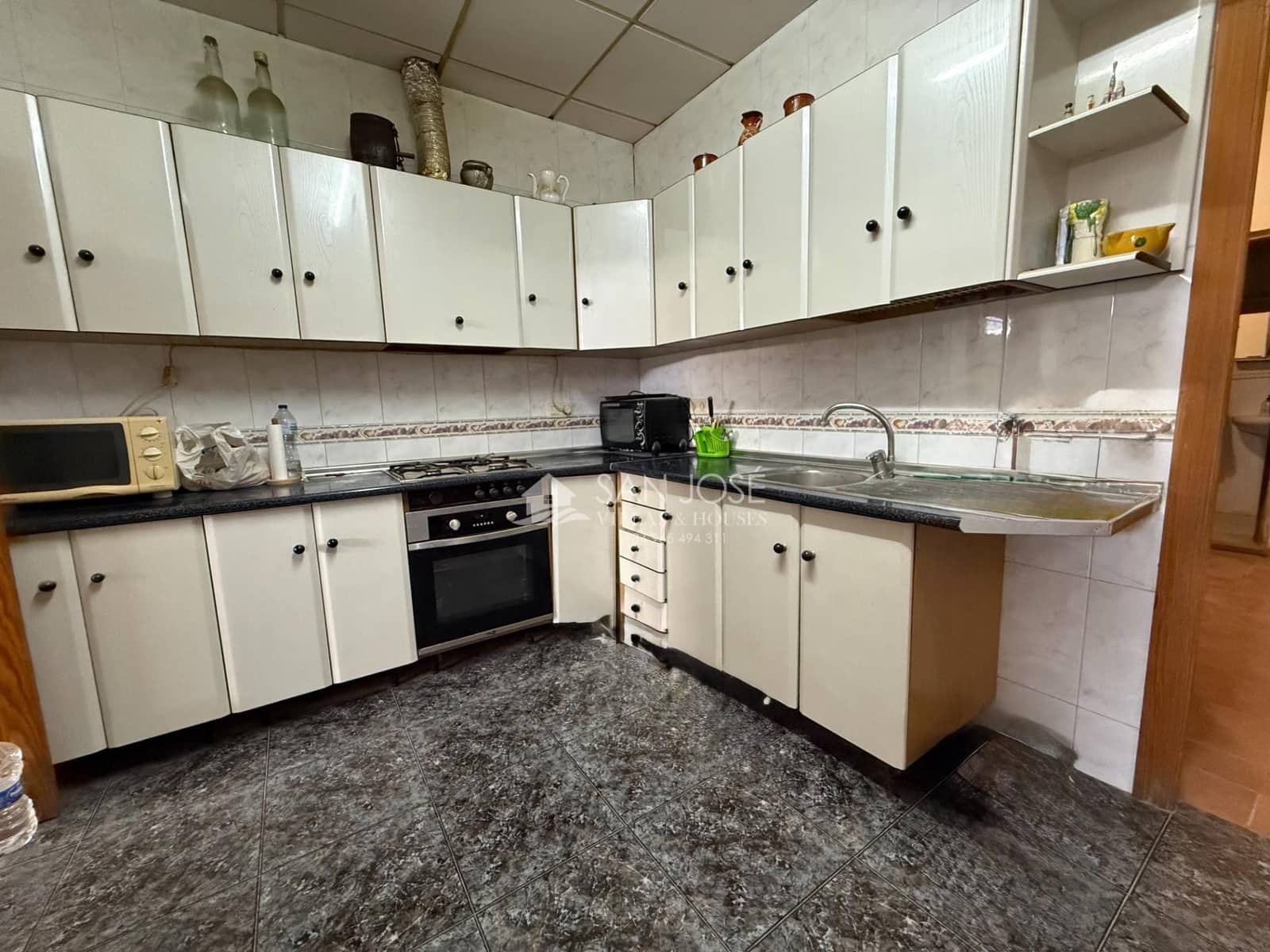 5 bedroom Townhouse for sale in Monforte del Cid with garage - € 81,000 (Ref: 9801340)