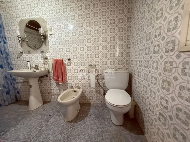 5 bedroom Townhouse for sale in Monforte del Cid with garage - € 81,000 (Ref: 9801340)