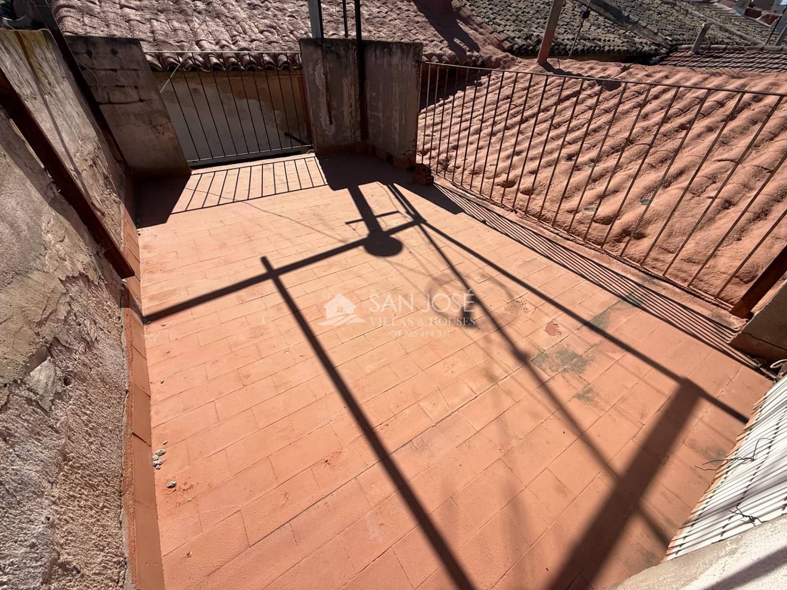 5 bedroom Townhouse for sale in Monforte del Cid with garage - € 81,000 (Ref: 9801340)