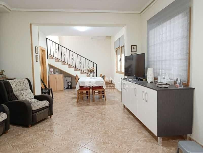 4 bedroom Villa for sale in Monforte del Cid with pool - € 315,000 (Ref: 9894082)