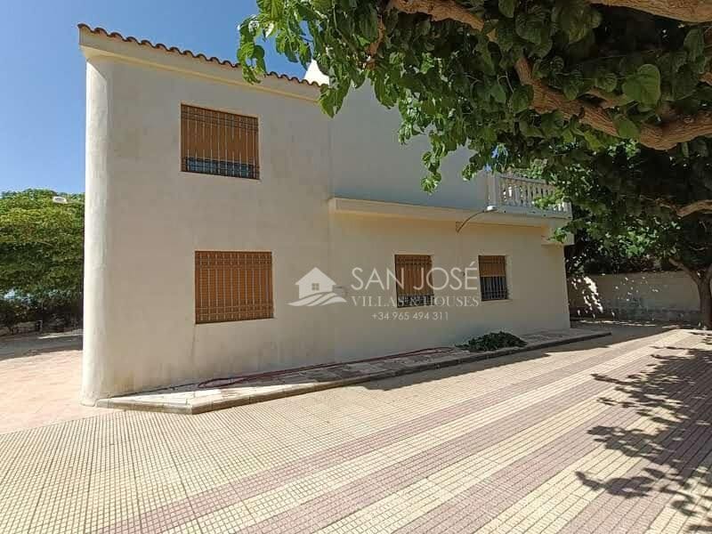4 bedroom Villa for sale in Monforte del Cid with pool - € 315,000 (Ref: 9894082)