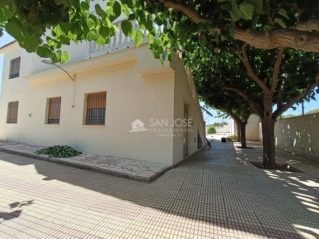 4 bedroom Villa for sale in Monforte del Cid with pool - € 315,000 (Ref: 9894082)