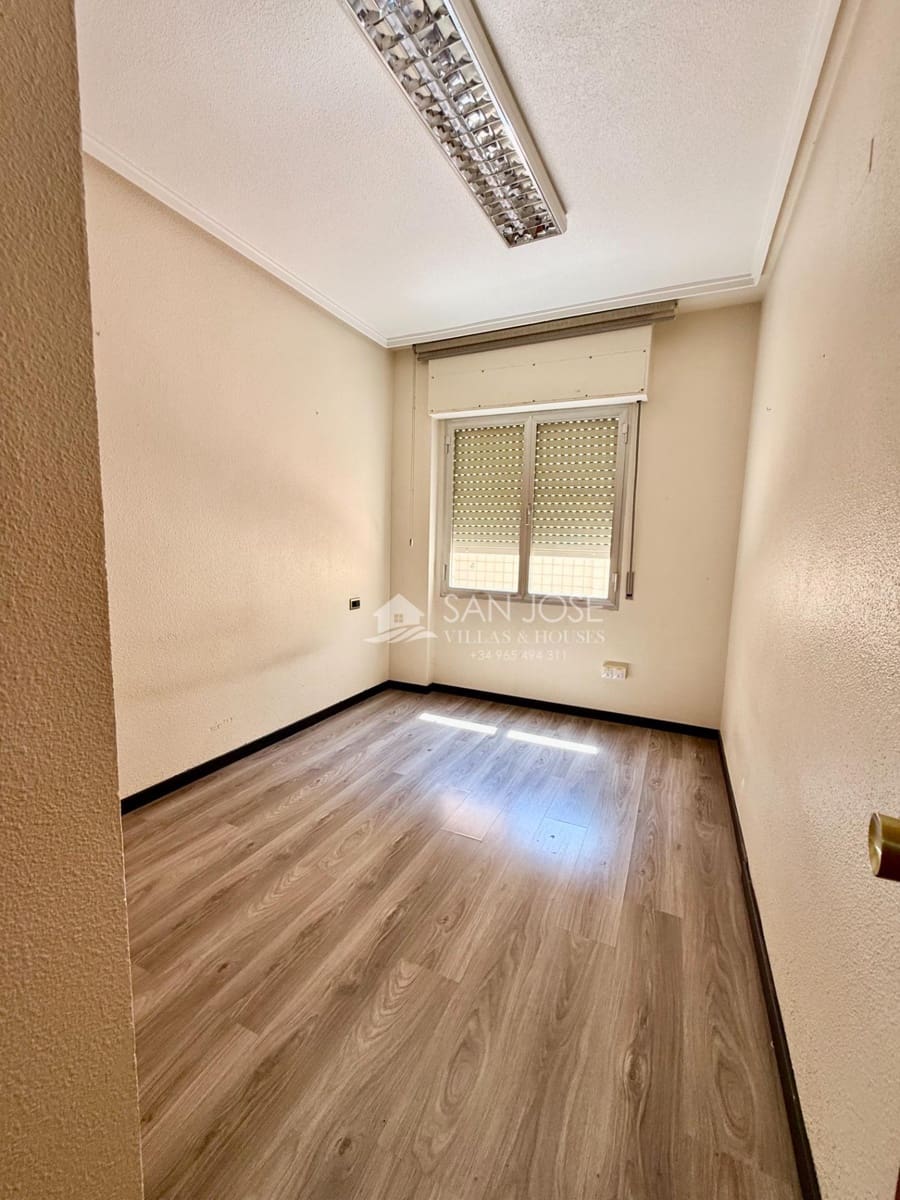 4 slaapkamer Flat te koop in Novelda - € 135.000 (Ref: 9945925)
