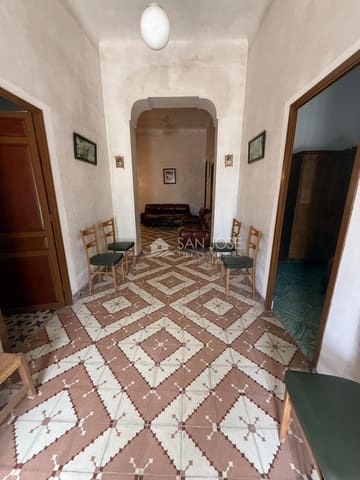 4 bedroom Villa for sale in La Romana with garage - € 180,000 (Ref: 9965468)