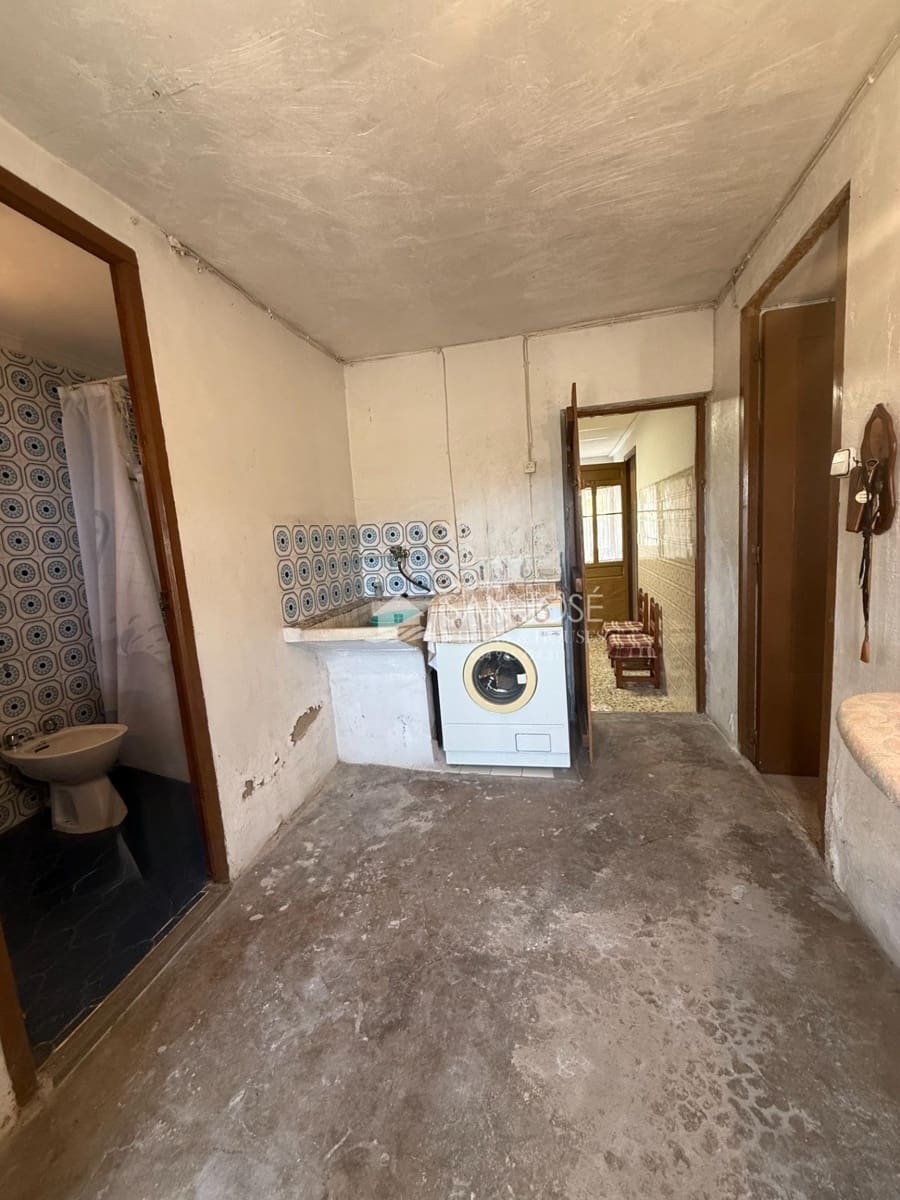 4 bedroom Villa for sale in La Romana with garage - € 180,000 (Ref: 9965468)