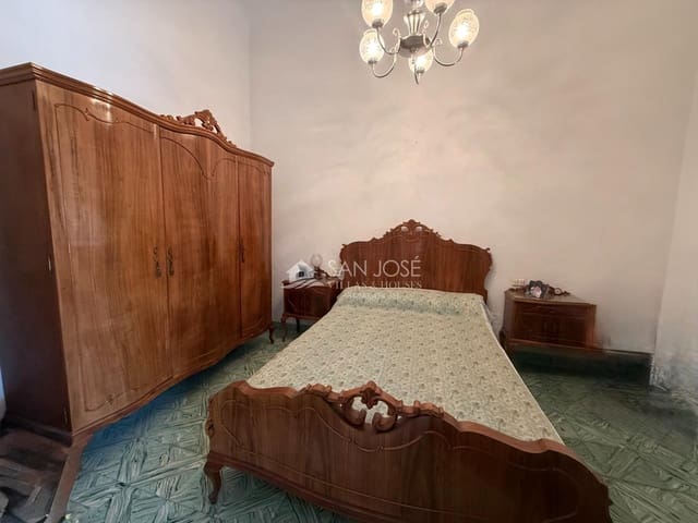 4 bedroom Villa for sale in La Romana with garage - € 180,000 (Ref: 9965468)