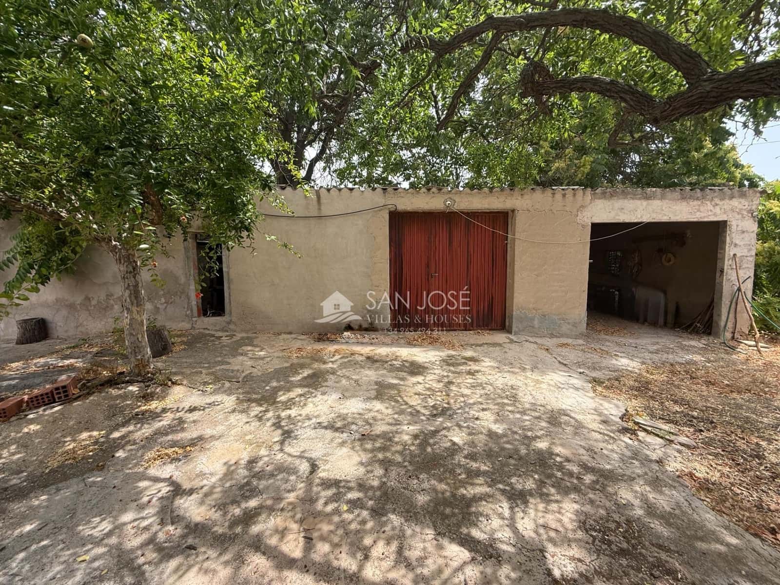4 bedroom Villa for sale in La Romana with garage - € 180,000 (Ref: 9965468)