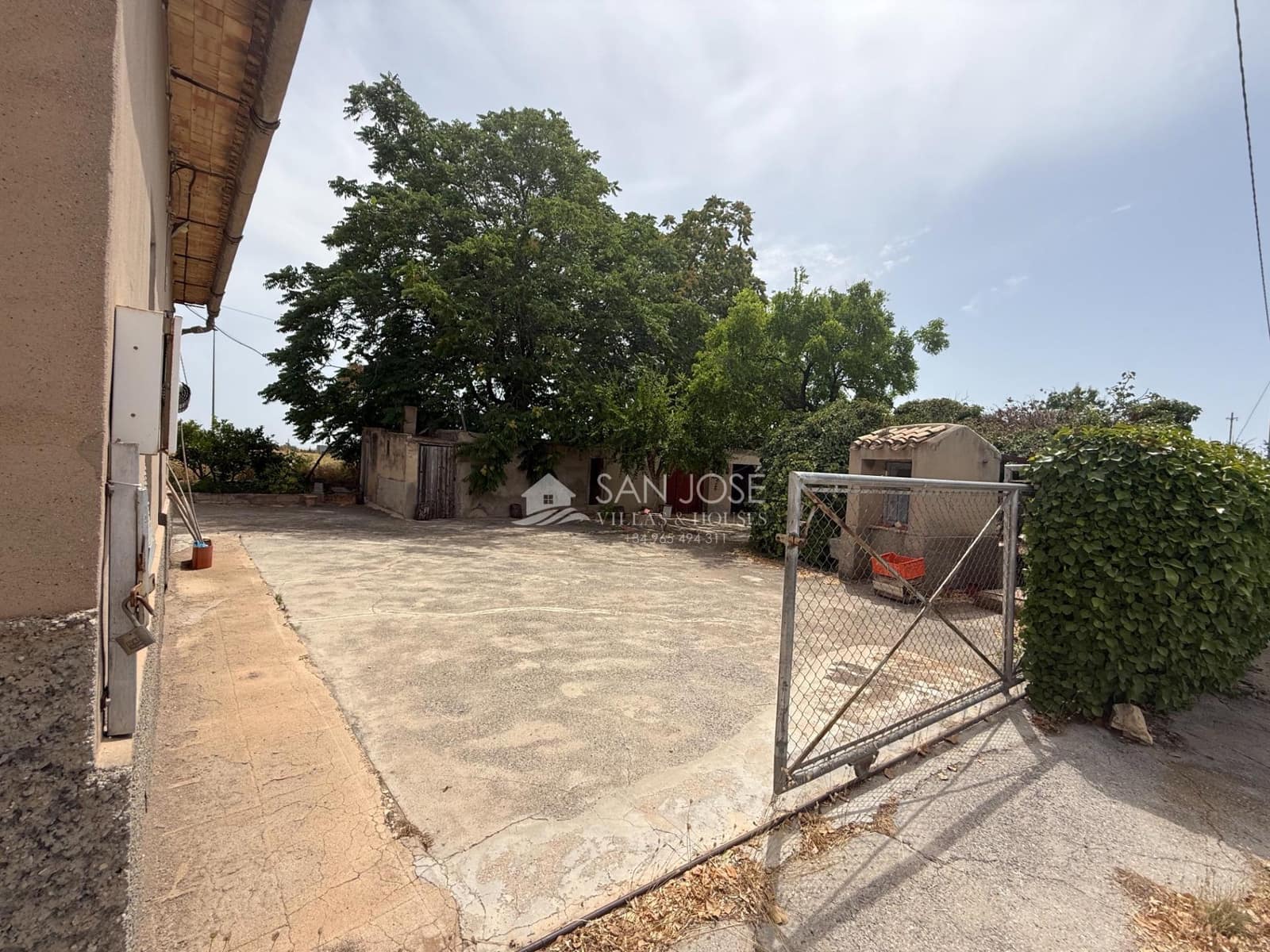 4 bedroom Villa for sale in La Romana with garage - € 180,000 (Ref: 9965468)