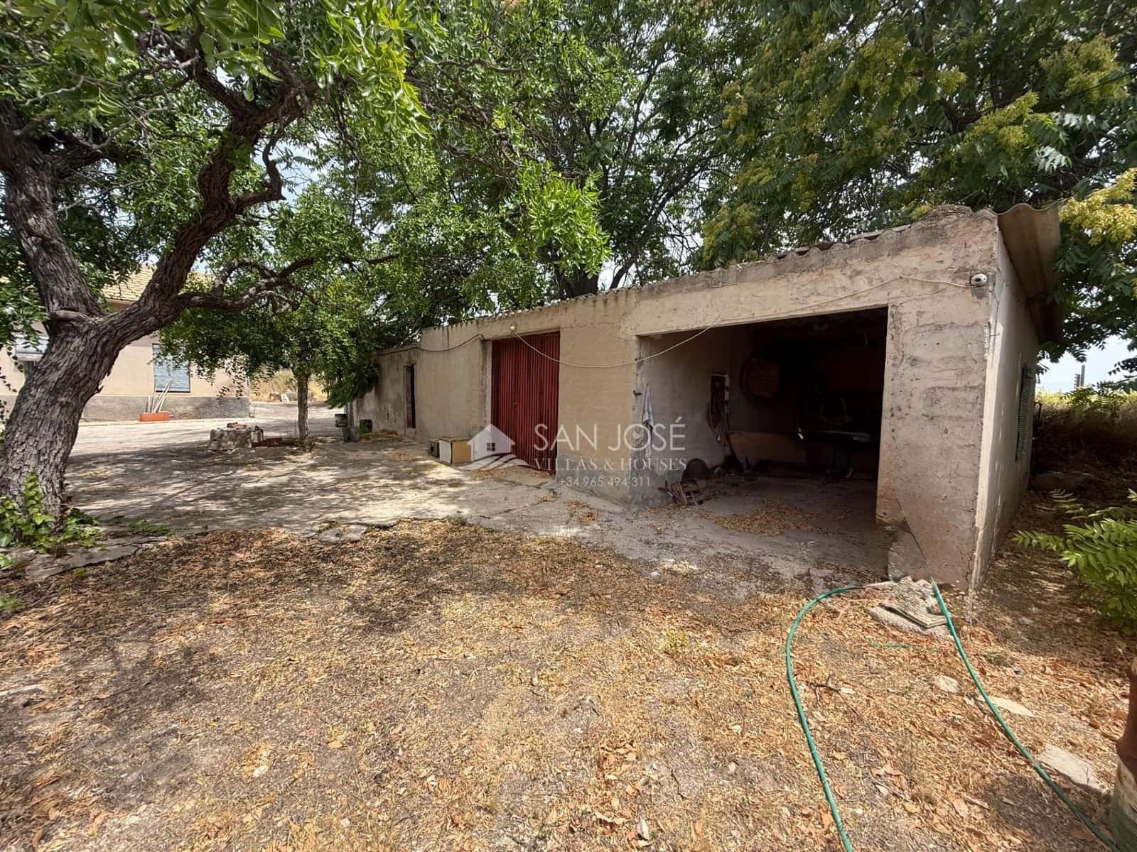 4 bedroom Villa for sale in La Romana with garage - € 180,000 (Ref: 9965468)