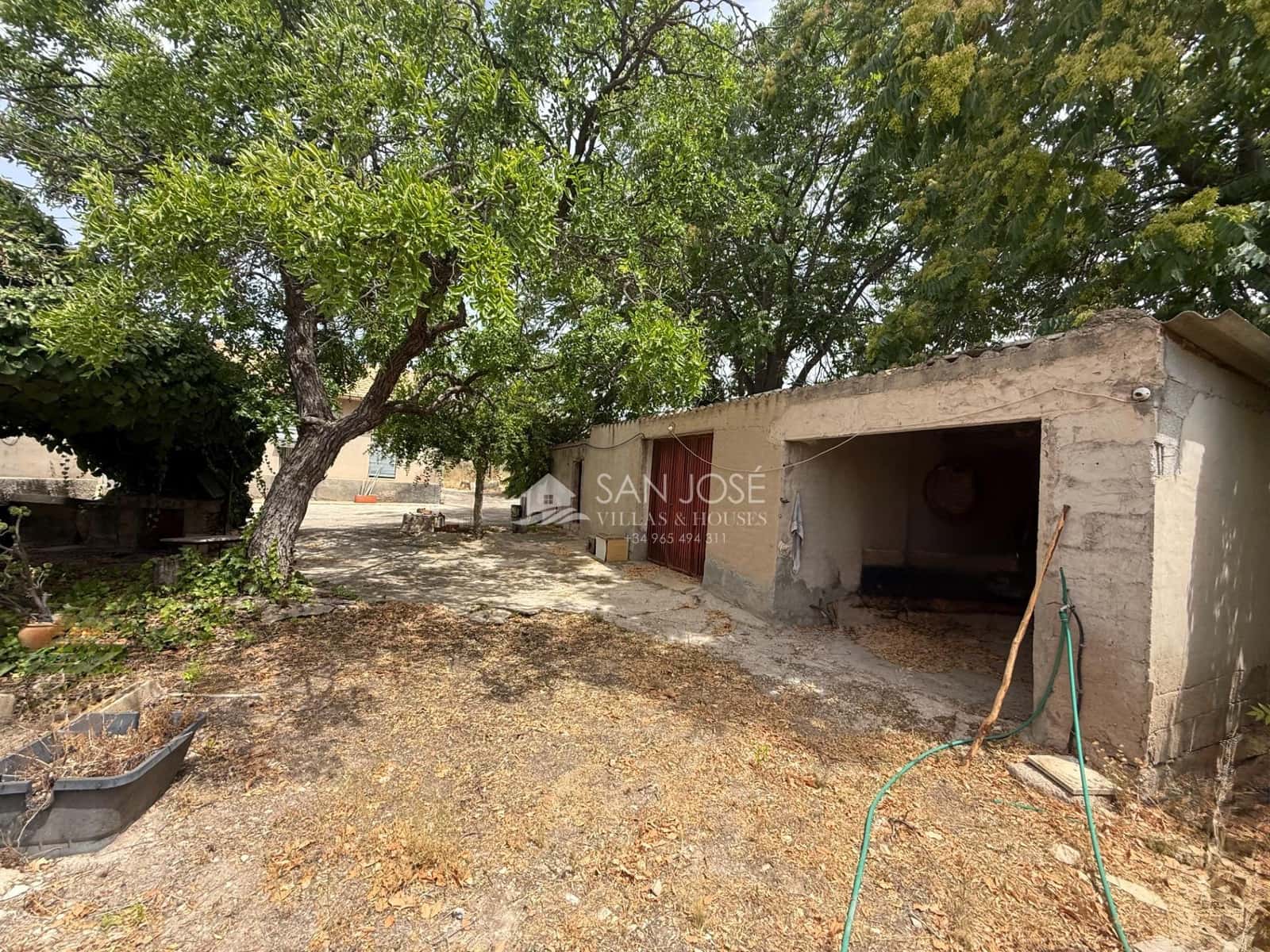 4 bedroom Villa for sale in La Romana with garage - € 180,000 (Ref: 9965468)