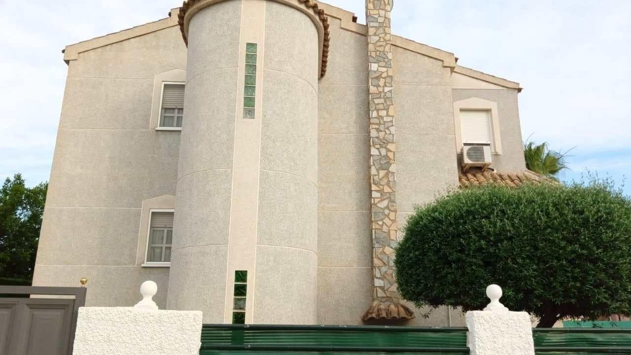 4 bedroom Villa for sale in Benferri with pool garage - € 319,300 (Ref: 9356023)