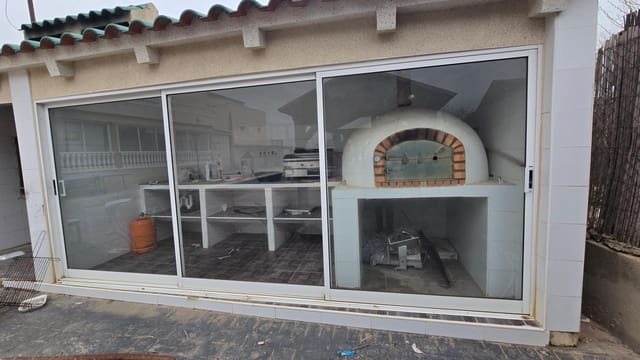 Chalet de 6 habitaciones en La Marina, Elche / Elx en venta con piscina - 430.000 € (Ref: 9356028)