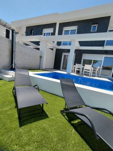 3 soveværelse Villa til salg i Gran Alacant med swimmingpool - € 460.000 (Ref: 9411189)