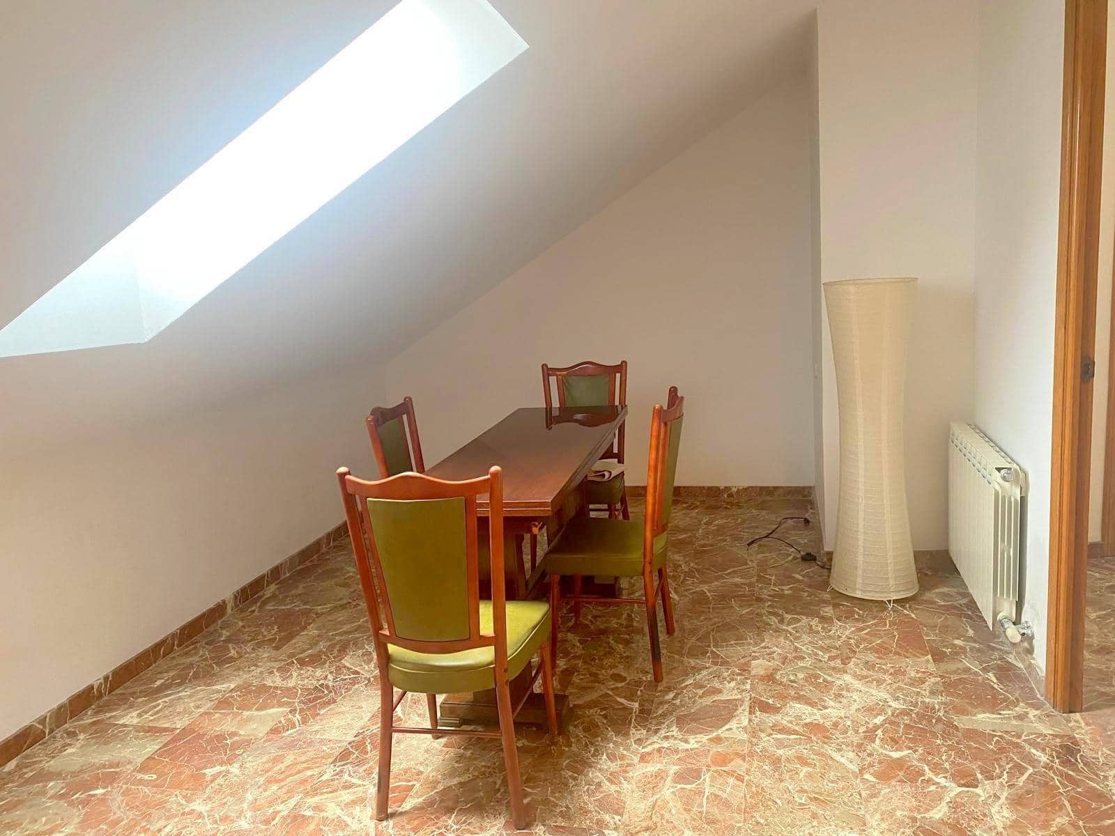 Penthouse de 4 chambres à louer à Moixent - 500 € (Ref: 10089588)