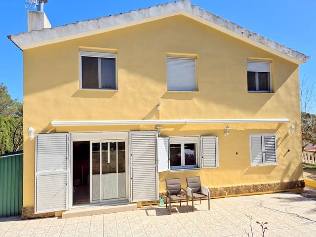 Chalet de 4 habitaciones en Moixent en venta con piscina garaje - 190.000 € (Ref: 9726751)