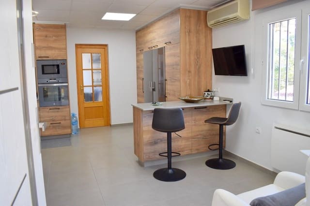 Chalet de 4 habitaciones en Moixent en venta con piscina garaje - 300.000 € (Ref: 9741836)