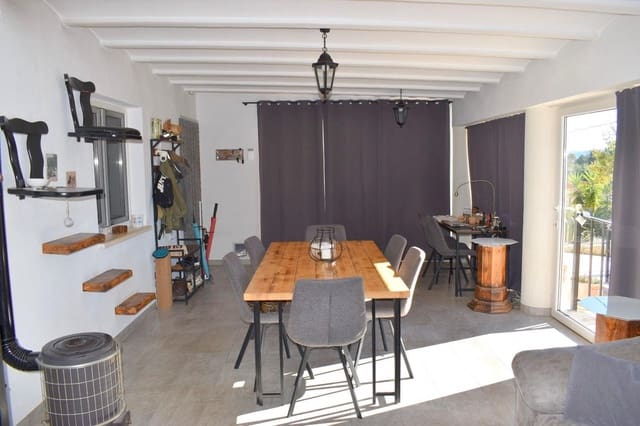 Chalet de 4 habitaciones en Moixent en venta con piscina garaje - 300.000 € (Ref: 9741836)