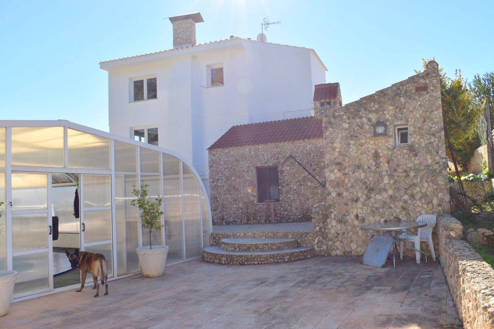 Chalet de 4 habitaciones en Moixent en venta con piscina garaje - 300.000 € (Ref: 9741836)