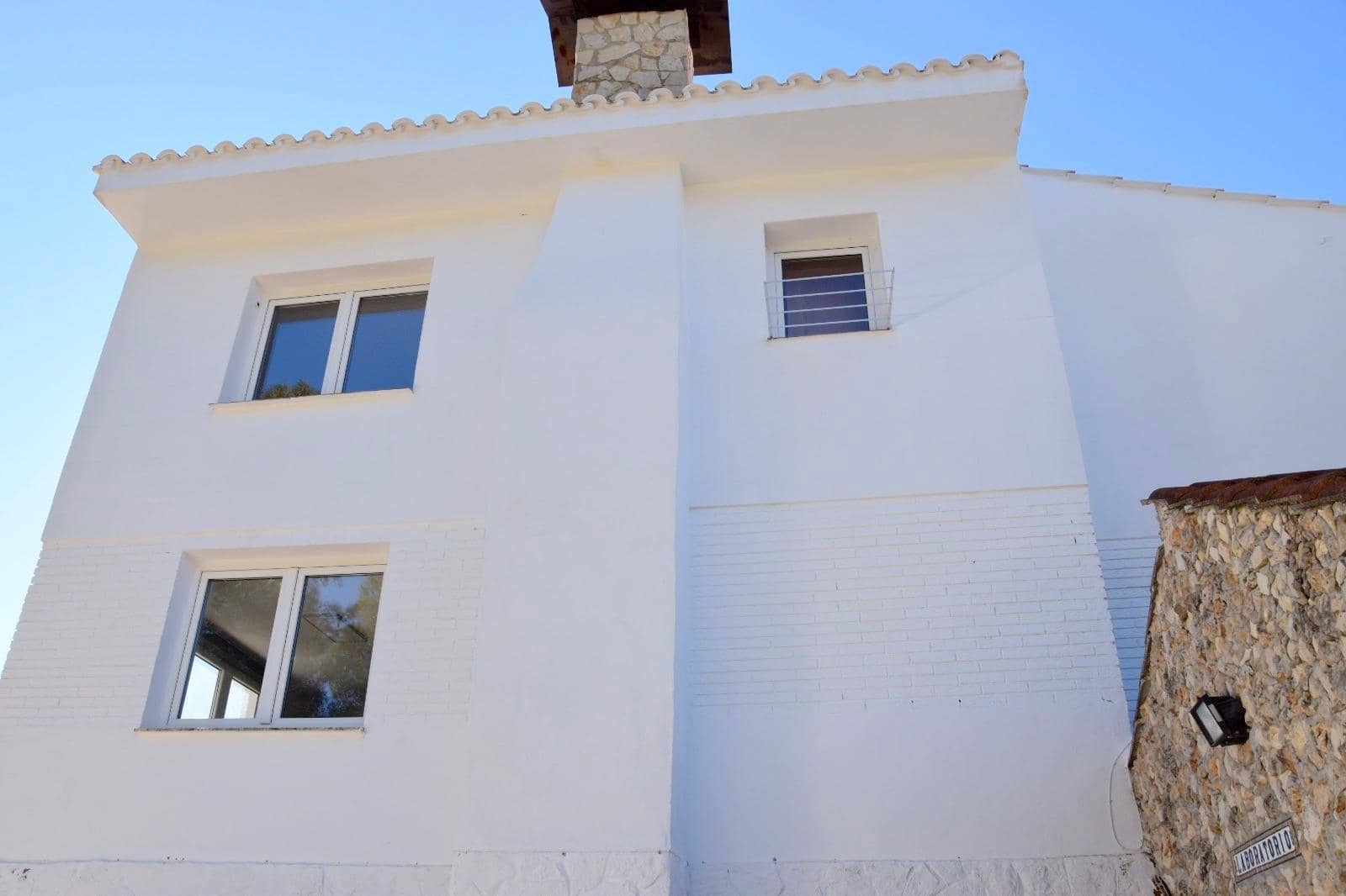 Chalet de 4 habitaciones en Moixent en venta con piscina garaje - 300.000 € (Ref: 9741836)