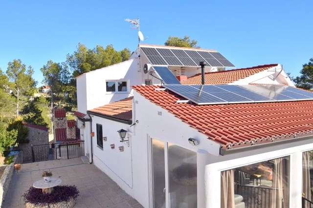 Chalet de 4 habitaciones en Moixent en venta con piscina garaje - 300.000 € (Ref: 9741836)