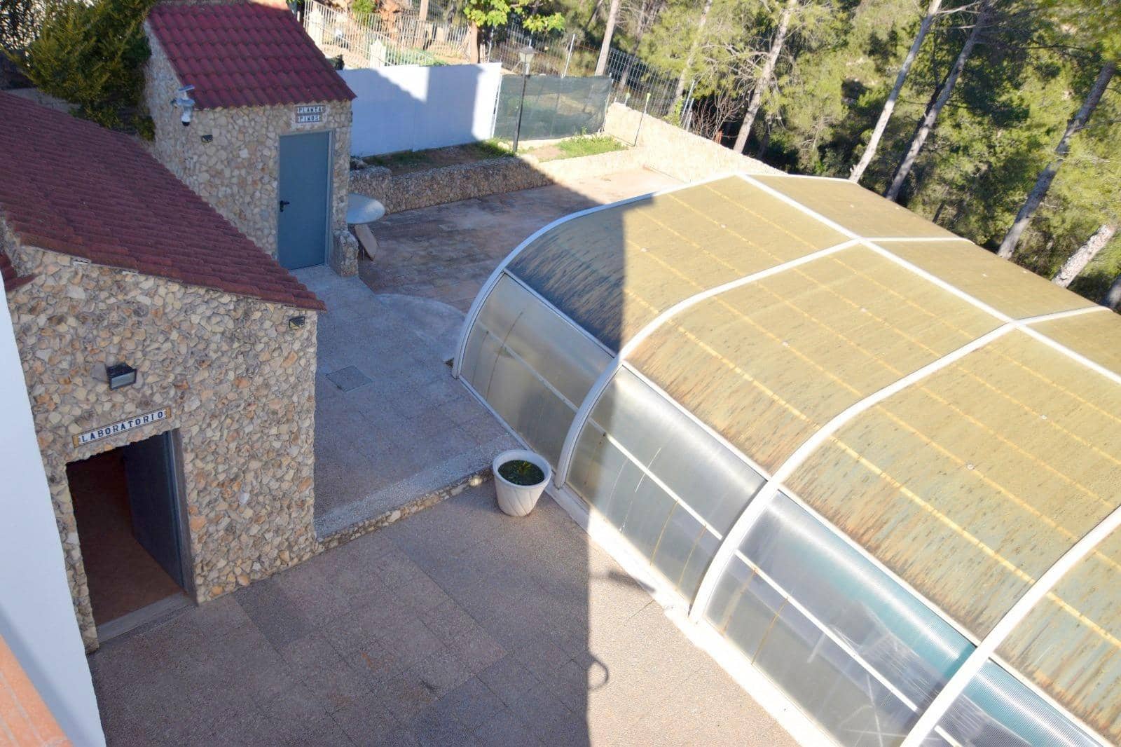 Chalet de 4 habitaciones en Moixent en venta con piscina garaje - 300.000 € (Ref: 9741836)