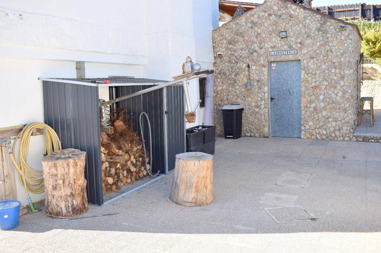 Chalet de 4 habitaciones en Moixent en venta con piscina garaje - 300.000 € (Ref: 9741836)