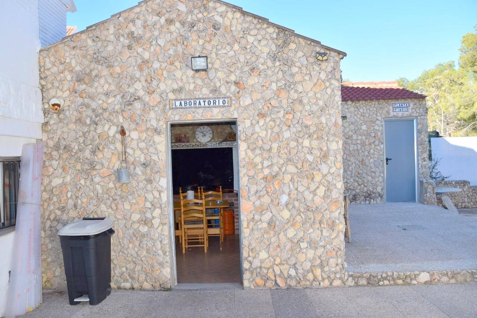 Chalet de 4 habitaciones en Moixent en venta con piscina garaje - 300.000 € (Ref: 9741836)