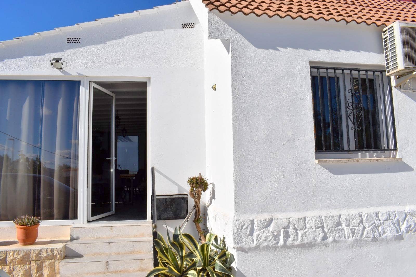 Chalet de 4 habitaciones en Moixent en venta con piscina garaje - 300.000 € (Ref: 9741836)