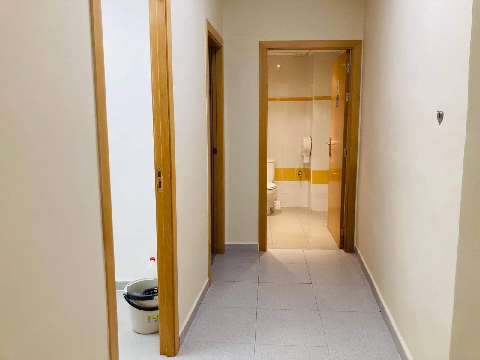 Commercial for rent in Xativa - € 750 (Ref: 9898902)