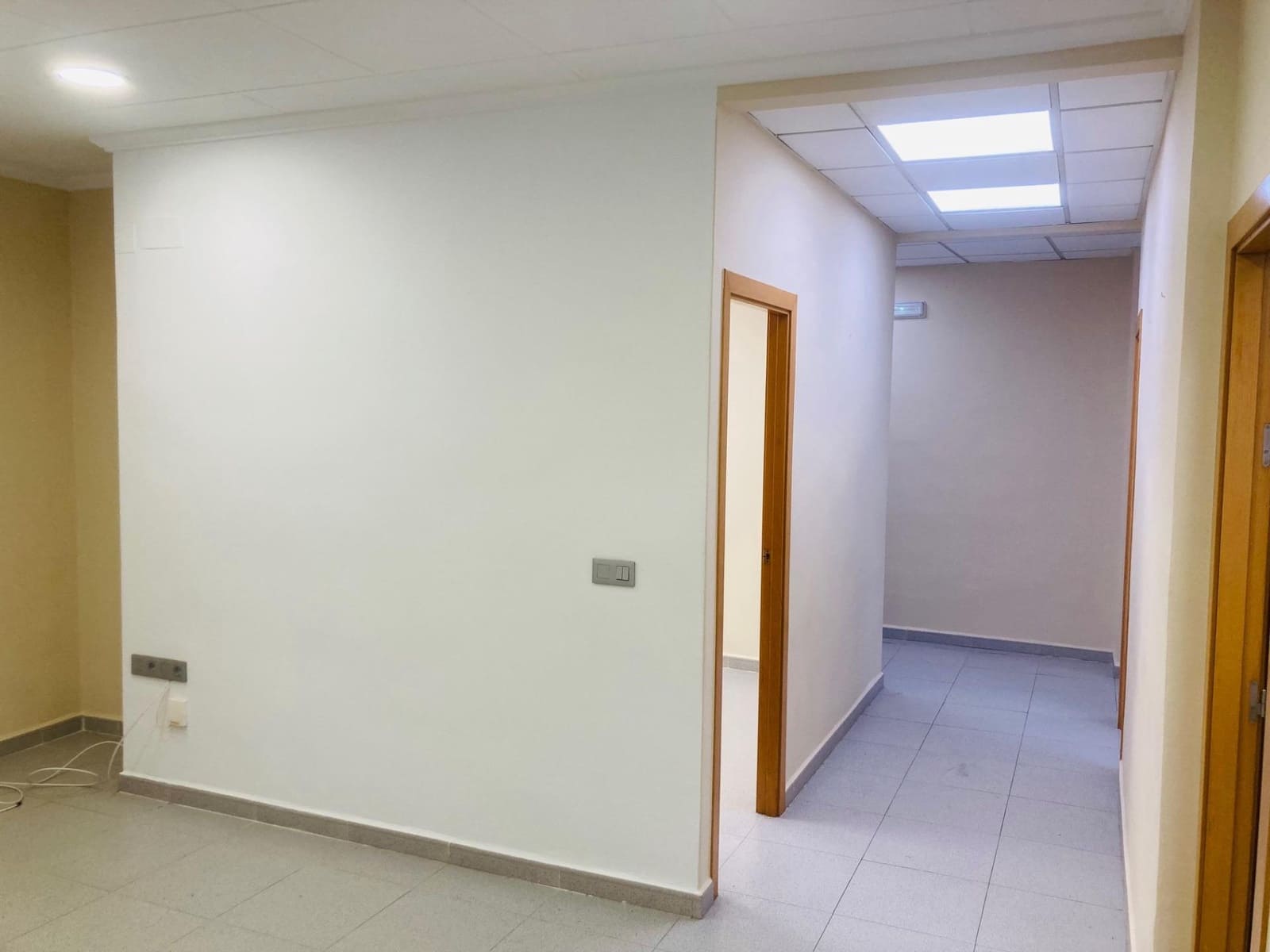 Commercial for rent in Xativa - € 750 (Ref: 9898902)