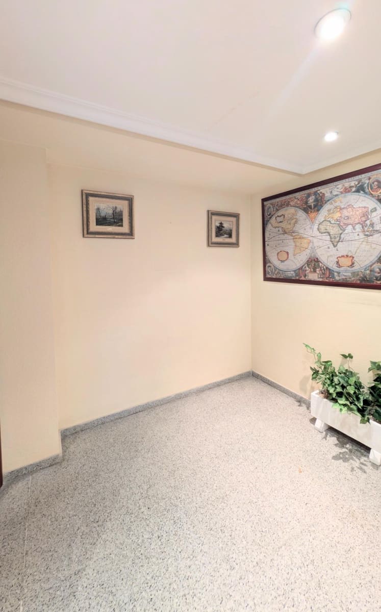 Oficina de 2 habitaciones en Elche / Elx en alquiler - 750 € (Ref: 9677991)