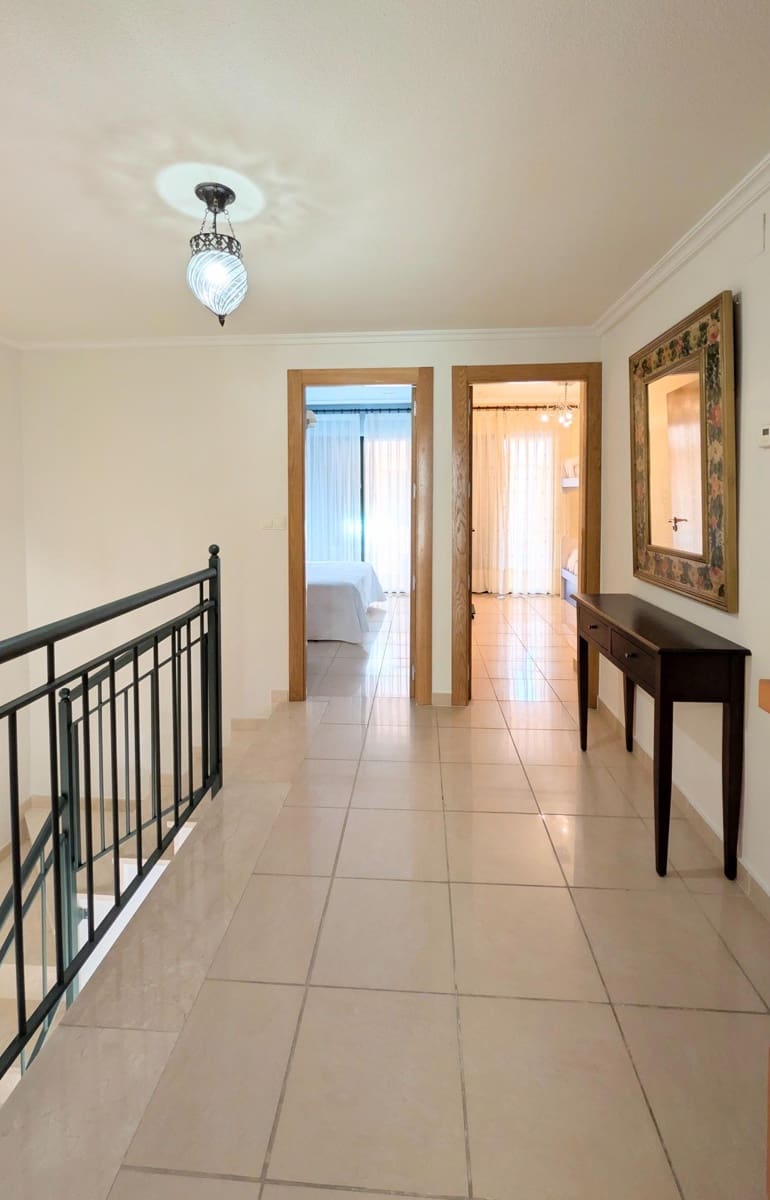 3 sypialnia Willa do wynajęcia w Santa Pola z basenem garażem - 2 500 € (Ref: 9677992)