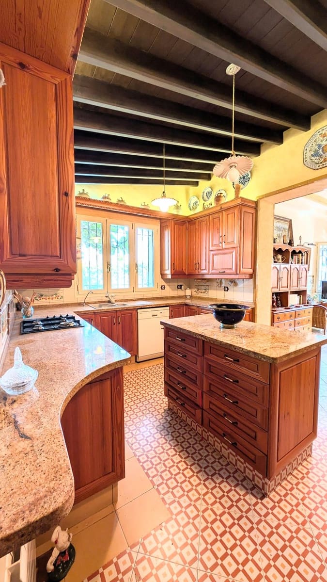 5 bedroom Villa for sale in Perleta with pool - € 1,100,000 (Ref: 9679850)