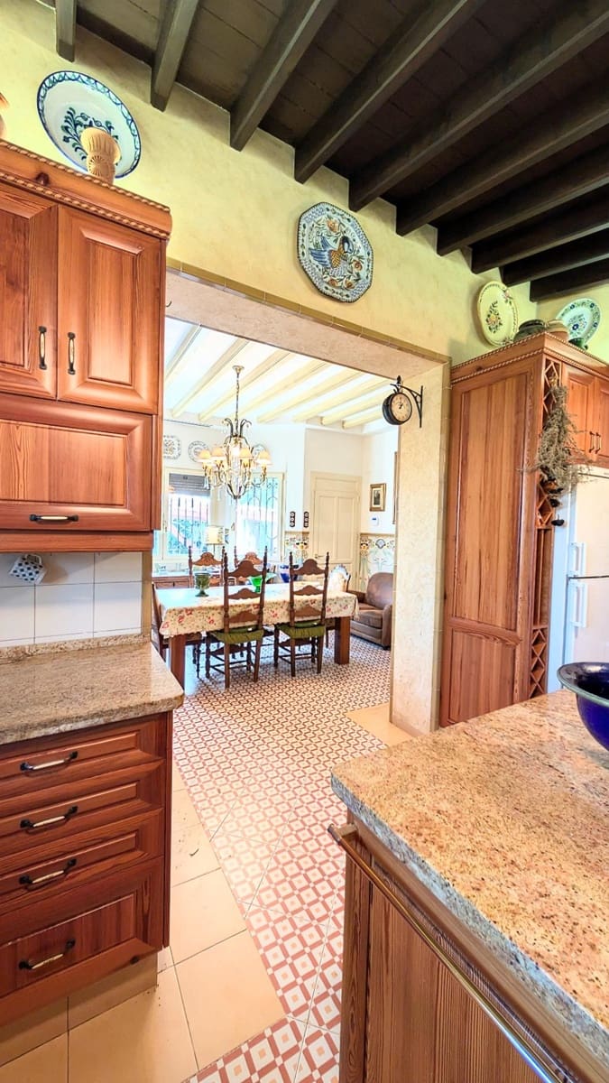 5 bedroom Villa for sale in Perleta with pool - € 1,100,000 (Ref: 9679850)