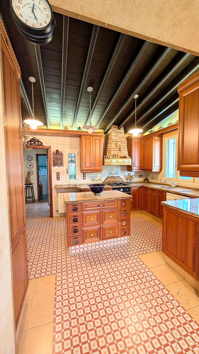 5 bedroom Villa for sale in Perleta with pool - € 1,100,000 (Ref: 9679850)