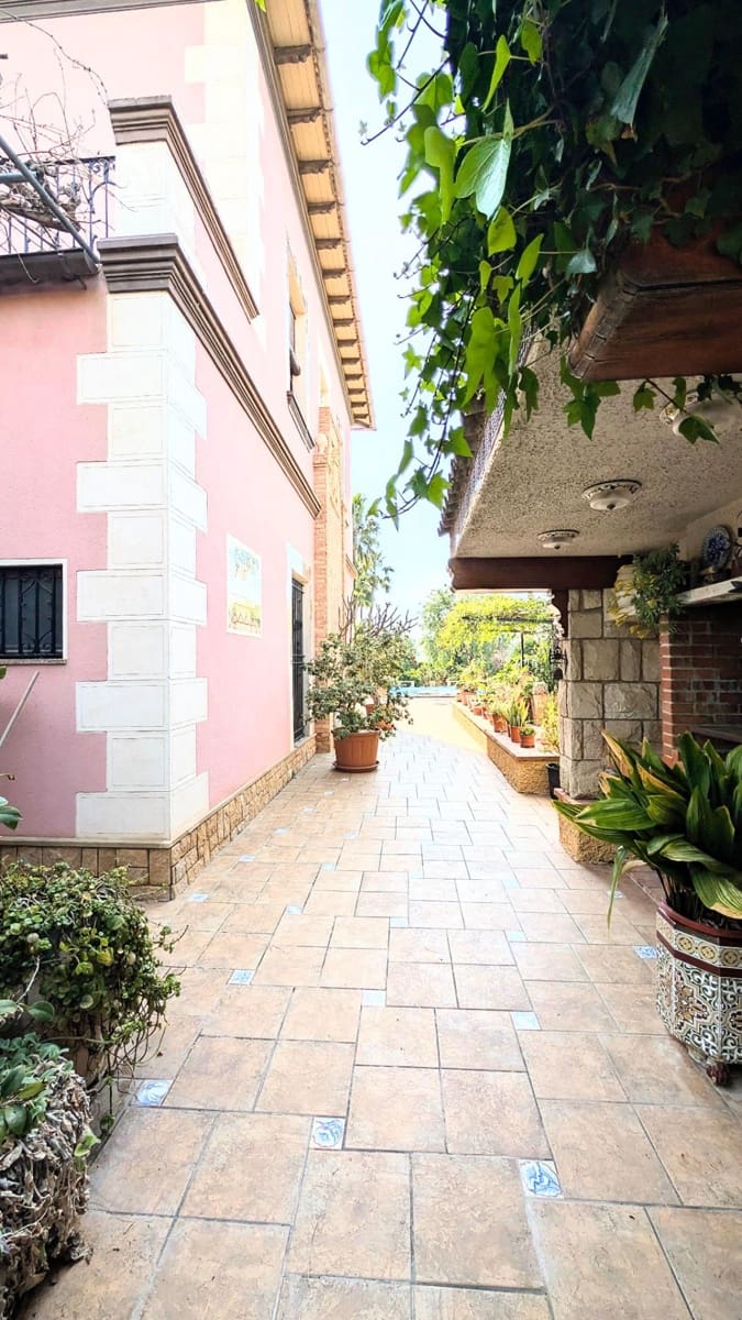 5 bedroom Villa for sale in Perleta with pool - € 1,100,000 (Ref: 9679850)