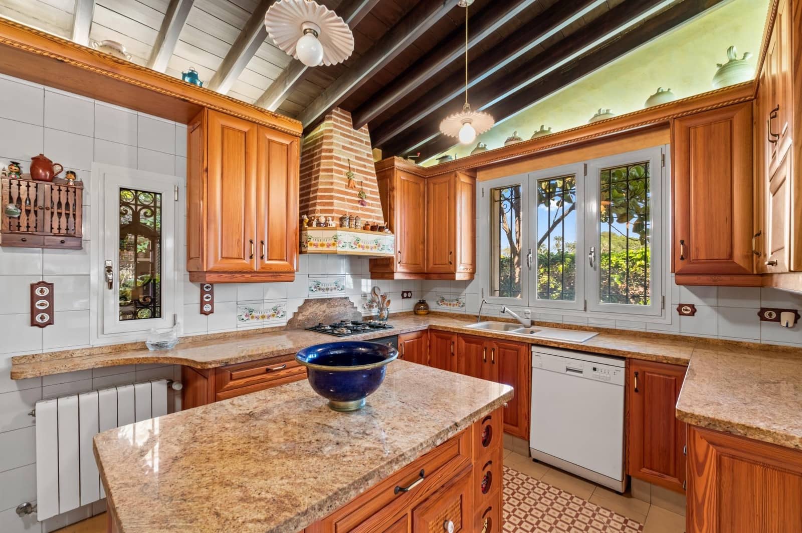 5 bedroom Villa for sale in Perleta with pool - € 1,100,000 (Ref: 9679850)