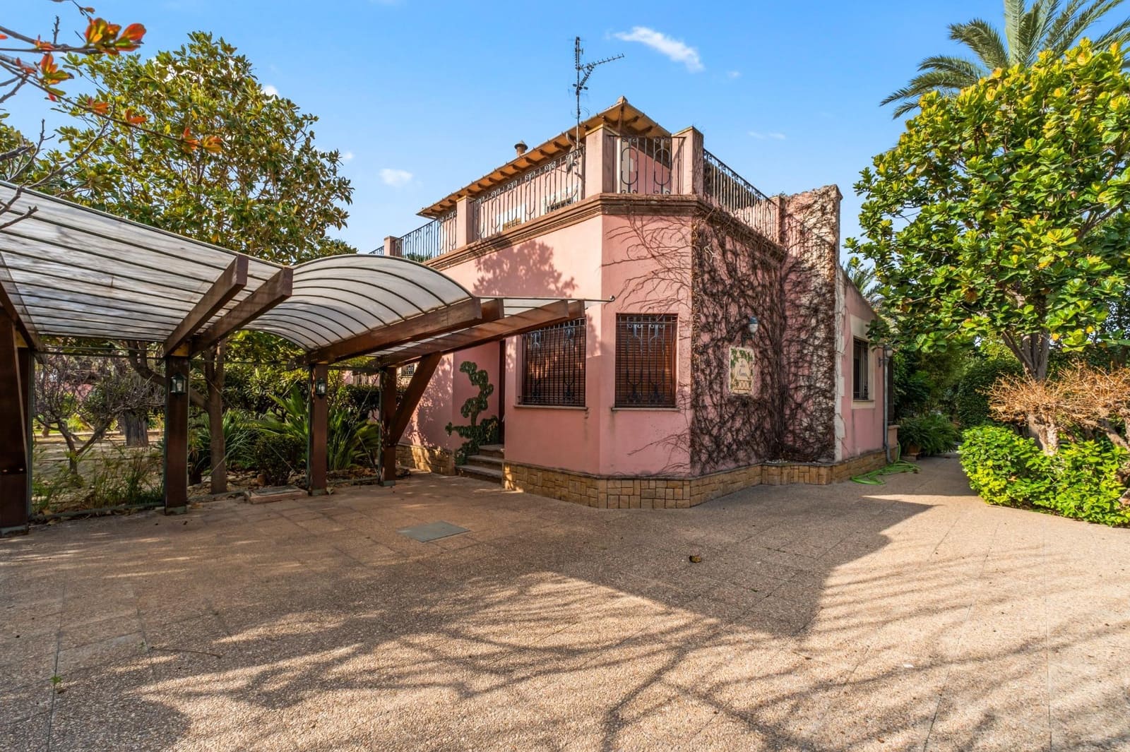 5 bedroom Villa for sale in Perleta with pool - € 1,100,000 (Ref: 9679850)