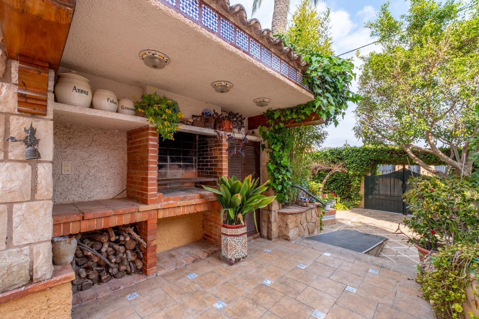 5 bedroom Villa for sale in Perleta with pool - € 1,100,000 (Ref: 9679850)