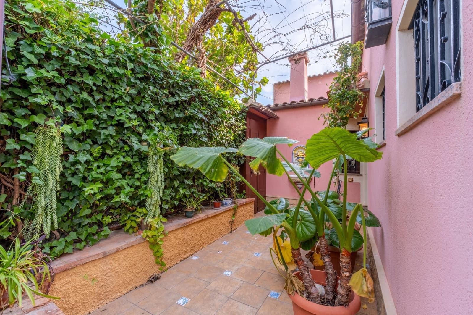 5 bedroom Villa for sale in Perleta with pool - € 1,100,000 (Ref: 9679850)