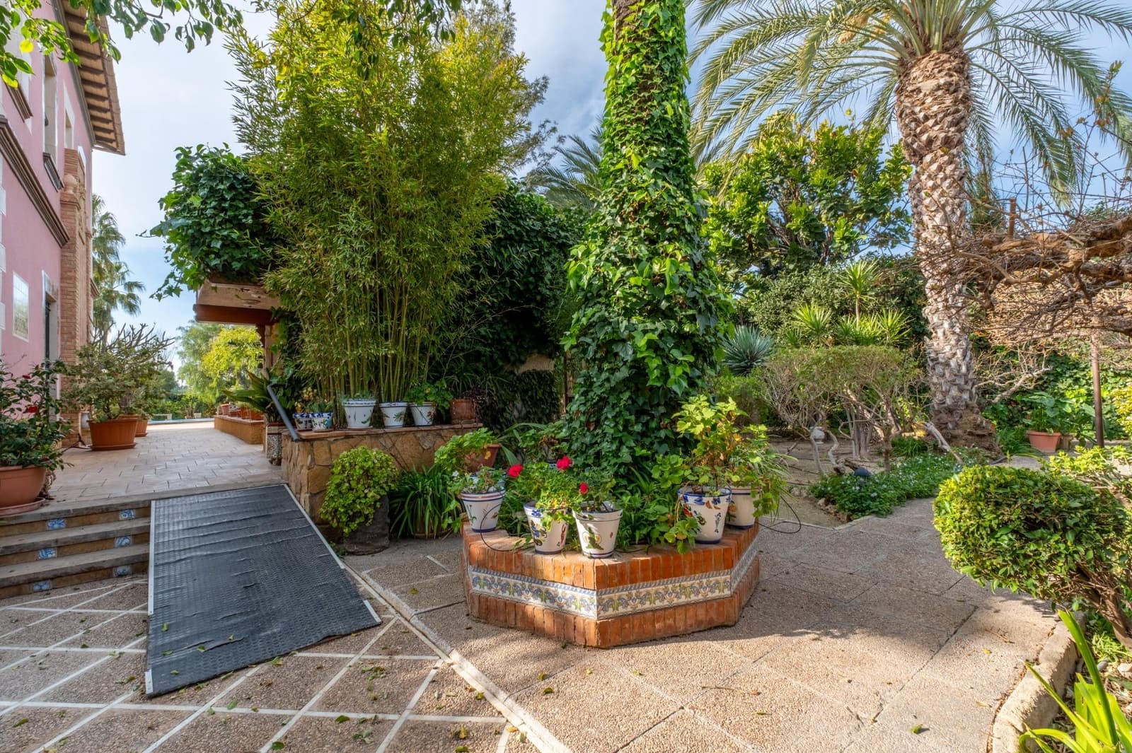 5 bedroom Villa for sale in Perleta with pool - € 1,100,000 (Ref: 9679850)