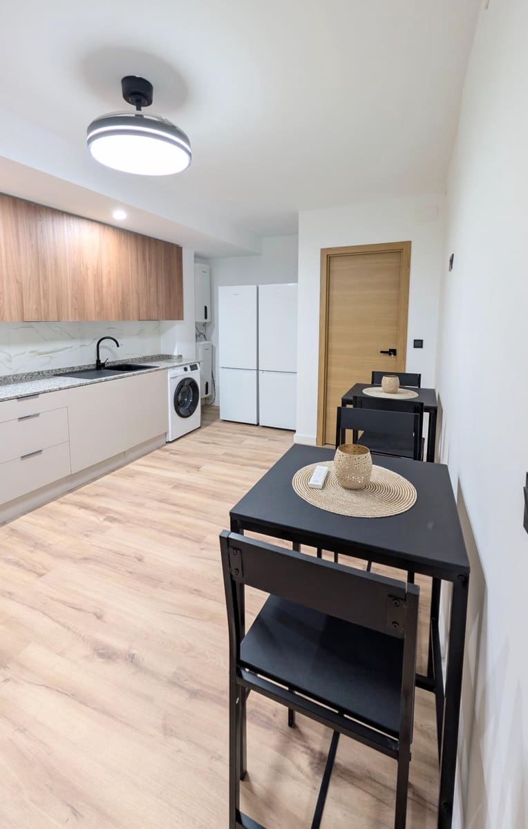 5 bedroom Apartment for rent in Elche / Elx - € 390 (Ref: 9695340)