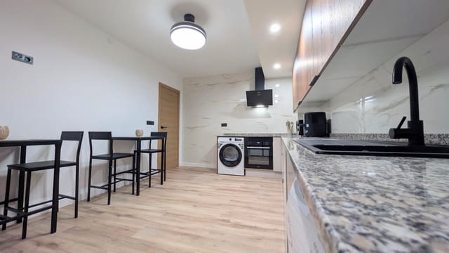 5 quarto Apartamento para arrendar em Centro, Elche / Elx - 390 € (Ref: 9695340)