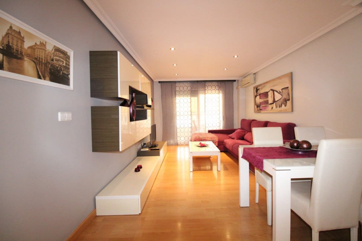 3 slaapkamer Flat te huur in Elche / Elx met garage - € 900 (Ref: 9807954)