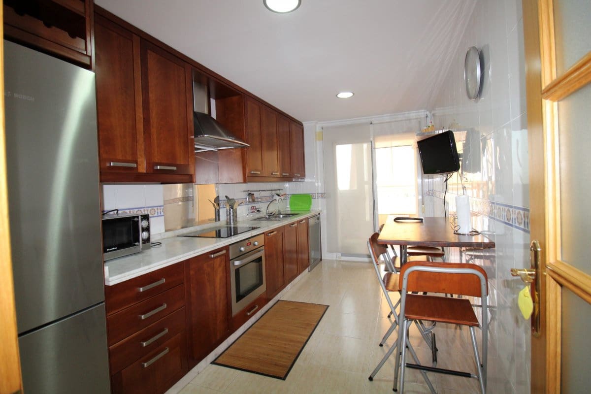 3 slaapkamer Flat te huur in Elche / Elx met garage - € 900 (Ref: 9807954)