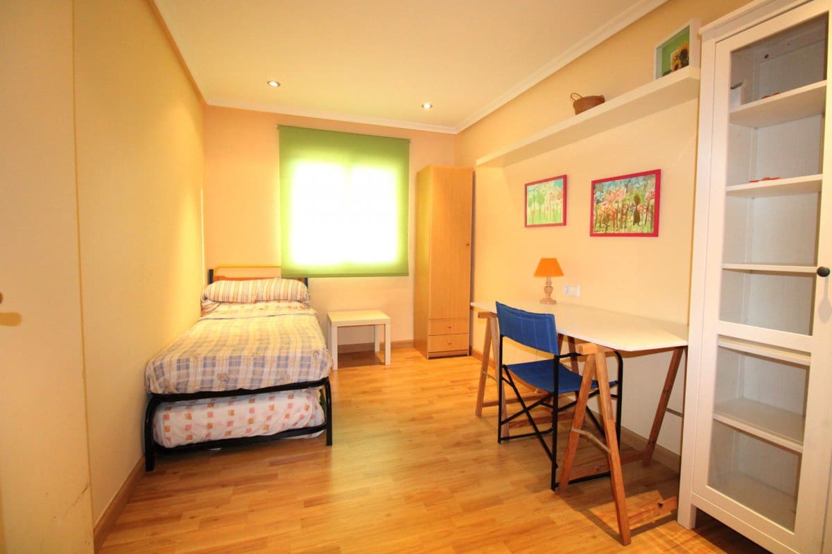 3 slaapkamer Flat te huur in Elche / Elx met garage - € 900 (Ref: 9807954)