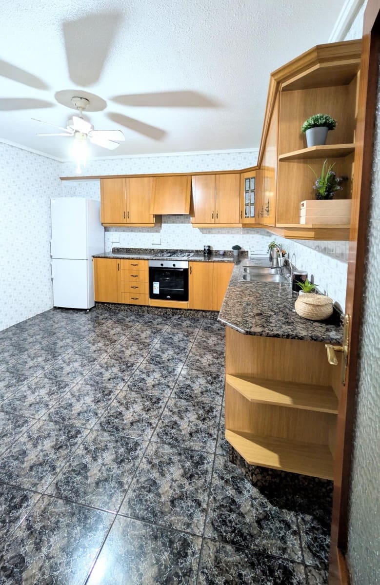 Piso de 3 habitaciones en Elche / Elx en venta - 165.000 € (Ref: 9811578)